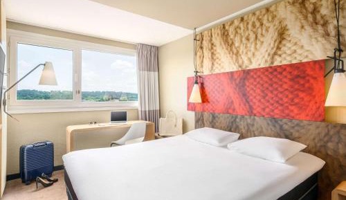 2 Adjacent Rooms