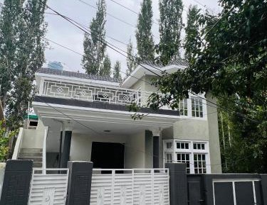 Three-Bedroom Apartment with Mountain View