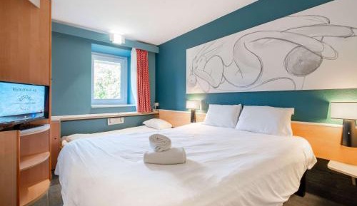 2 Adjacent Rooms