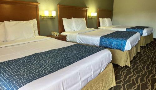 Superior Queen Room with Three Queen Beds - Non-Smoking