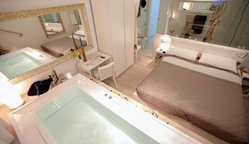 Deluxe Suite with Spa Bath