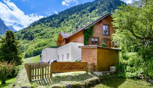 Apartment with Mountain View