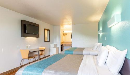 Deluxe Queen Room with Two Queen Beds - Non-Smoking