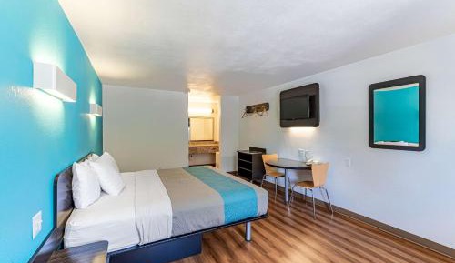 Deluxe Queen Room - Non-Smoking