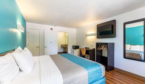 Deluxe King Room - Non-Smoking