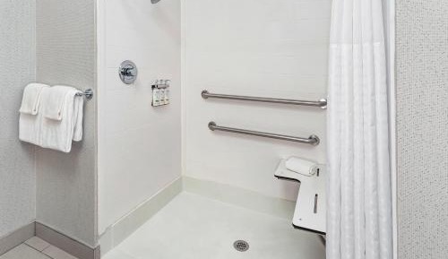 Standard Queen Room with Two Queen Beds and Mobility Accessible Tub