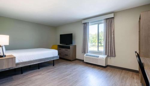 Queen Room with Bathtub w/Grab Bars - Mobility Accessible/Non-Smoking