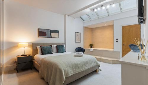 Three-Bedroom Deluxe Apartment