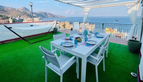 Two-Bedroom Apartment with Terrace and Sea View