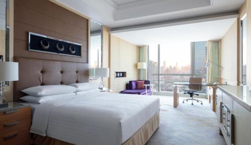 Executive King Room--up to 2 Breakfasts