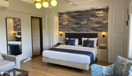 King Studio with Sofa Bed