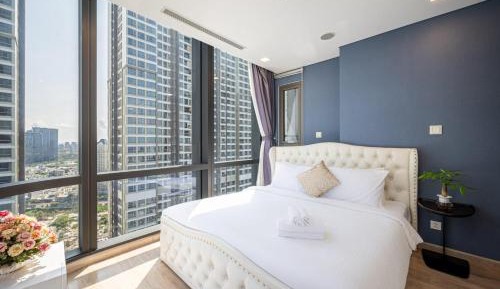 Three-Bedroom Apartment with Balcony