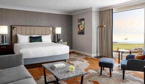Junior Suite 1 King with Sofa Bed