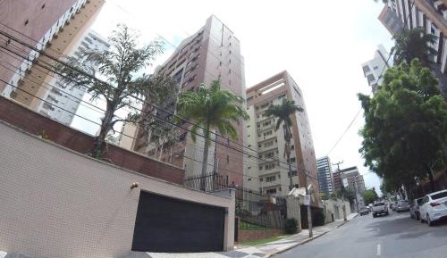 Three-Bedroom Apartment with Balcony
