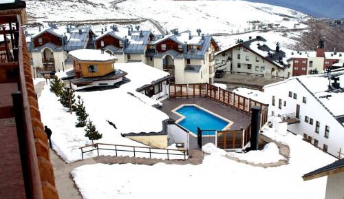 Three-Bedroom Apartment with Mountain View