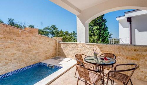 One-Bedroom Apartment with Pool View