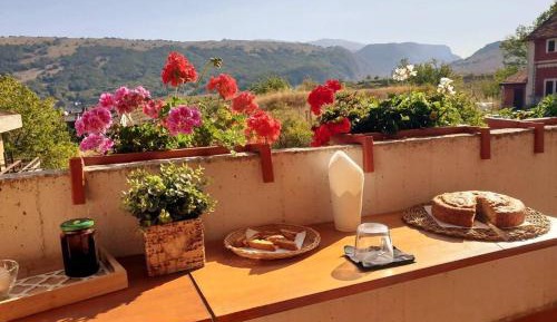 Apartment with Mountain View