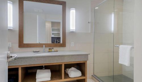 Queen Room with with Kitchenette and Shower - Non-Smoking