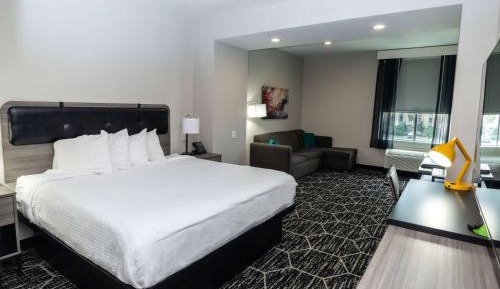 Deluxe King Room - Non-Smoking