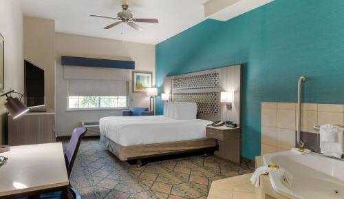 King Suite with Spa Bath and Walk-In Shower - Disability Access