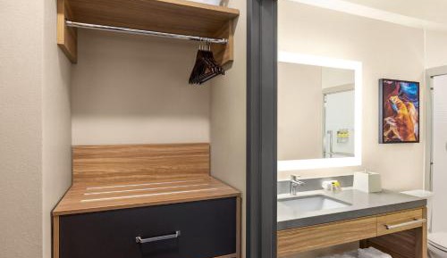 King Studio with Transfer Shower - Communications and Mobility Access