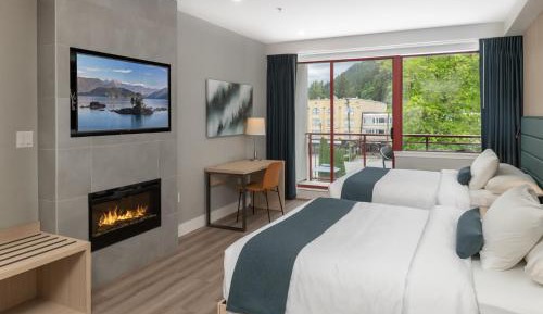 Queen Room with Two Queen Beds with Mountain View