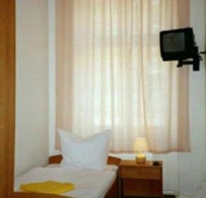 Single Room with Shared Bathroom