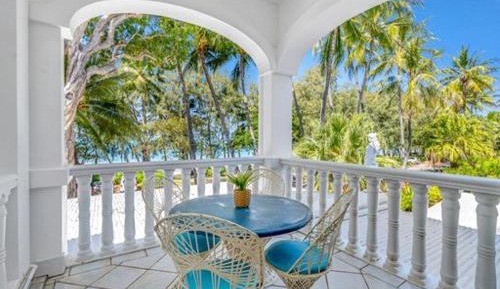 One-Bedroom Apartment with Ocean View and Spa Bath - No Pets
