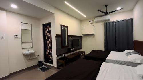 Quadruple Room with Private Bathroom