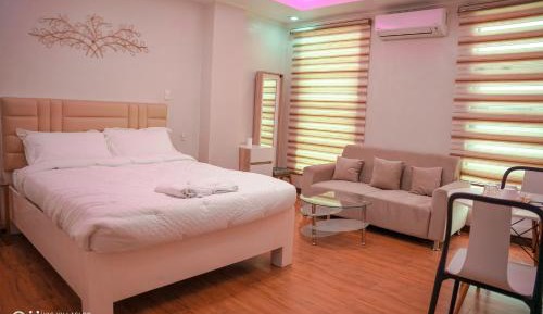 Deluxe Queen Suite