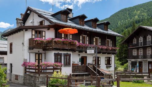 Apartment with Mountain View