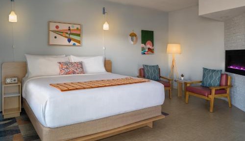 Junior Suite w/ Fireplace