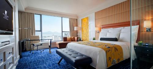 Executive King Room with Lake View - Executive Lounge Access