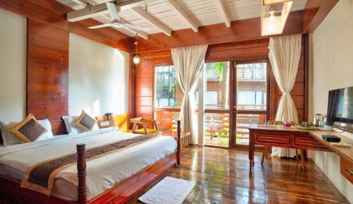Wooden Cottage with Pool View 