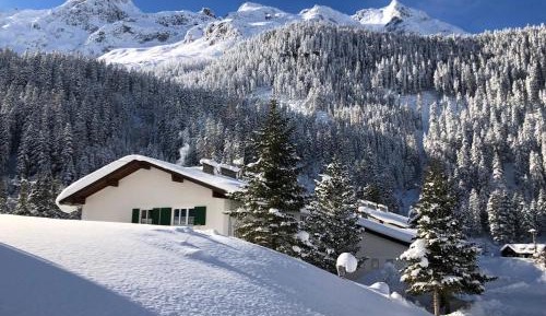 Apartment with Mountain View