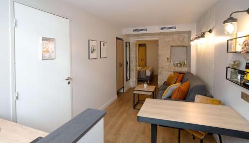 Apartment with King Bed and Kitchen