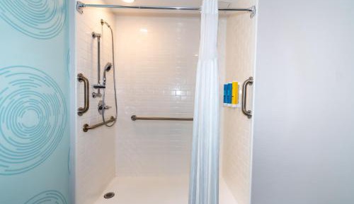 Queen Room with Two Queen Beds and Roll-In Shower - Mobility and Hearing Access