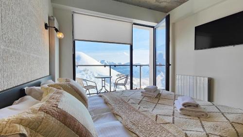 Apartment with Mountain View