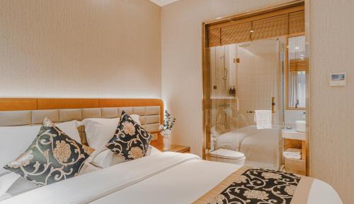 King Room with Roll-In Shower - Disability Access