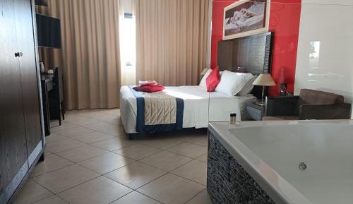Deluxe Suite with Spa Bath