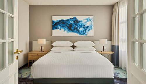 Junior Suite with King Bed and Sofa Bed - Lounge Access