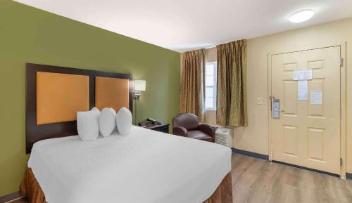 Queen Studio with One Queen Bed - Disability Access/Non-Smoking