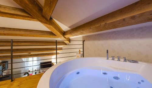Luxury Chalet with Hot Tub