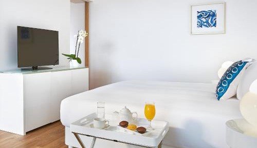 Deluxe Guestroom with Side Sea View