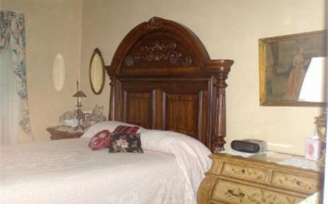 Queen Room with Shared Bathroom - Garden View