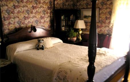Queen Room with Shared Bathroom