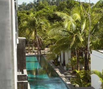 Premier King Pool View