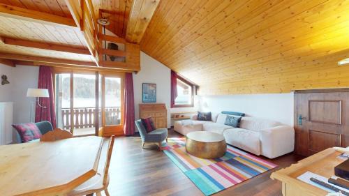 Apartment with Mountain View