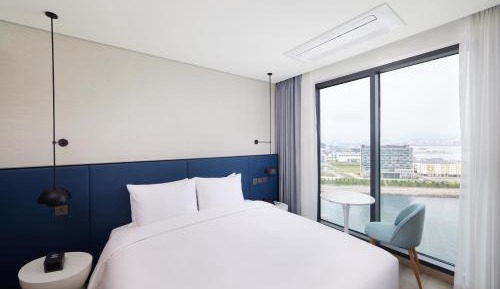 Deluxe King Room with Ocean View