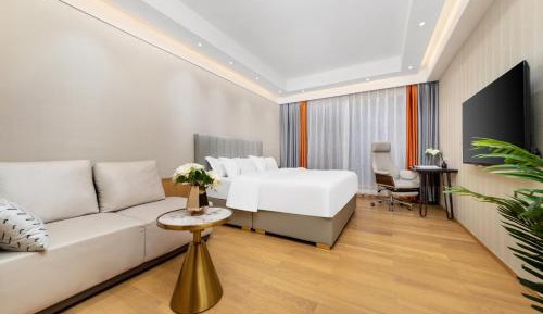 Deluxe Queen Room